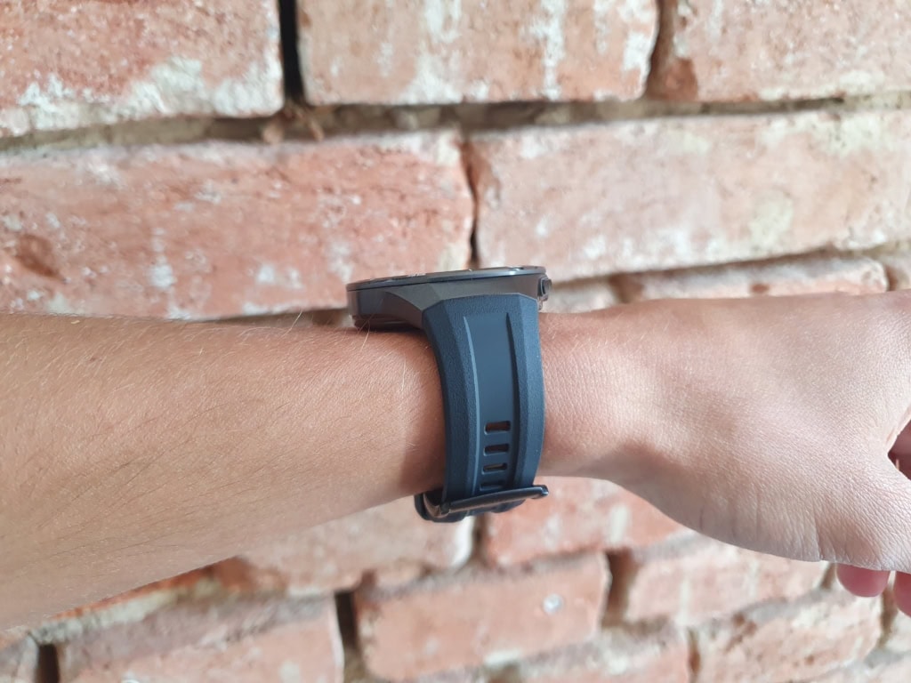 Pasek jest miękki i ma ergonomiczny kształt