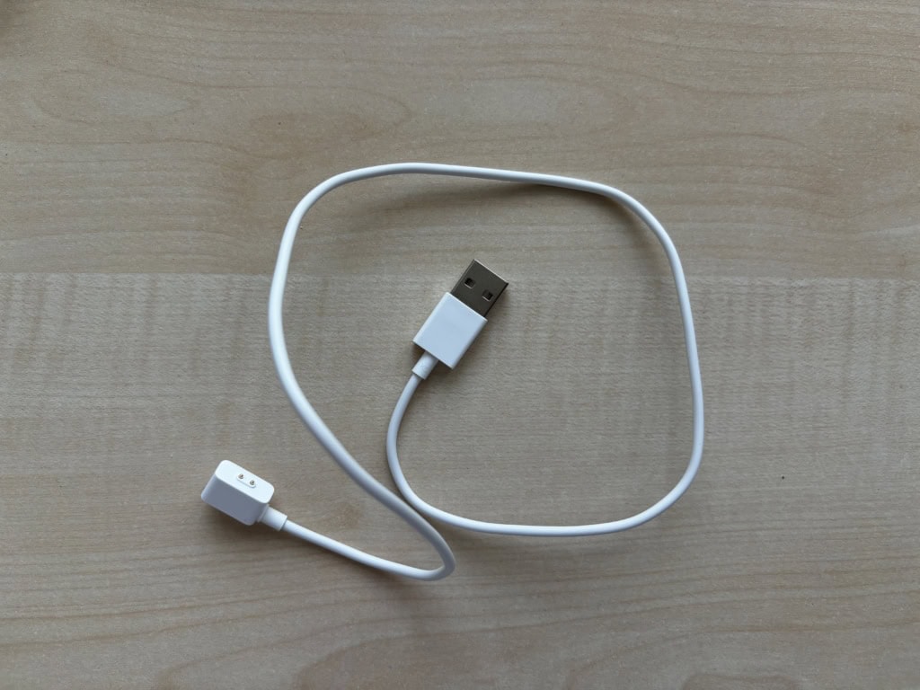 Wymagany jest specjalny kabel z magnetyczną końcówką