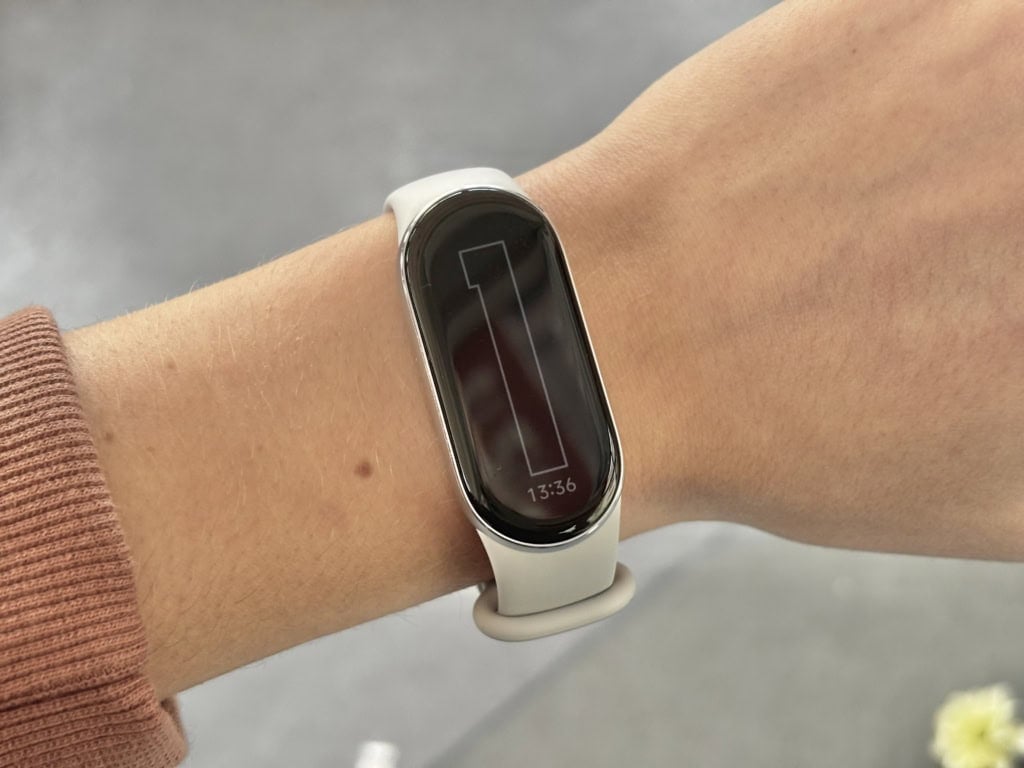 Zawsze włączony, aktywny wyświetlacz w bransoletce