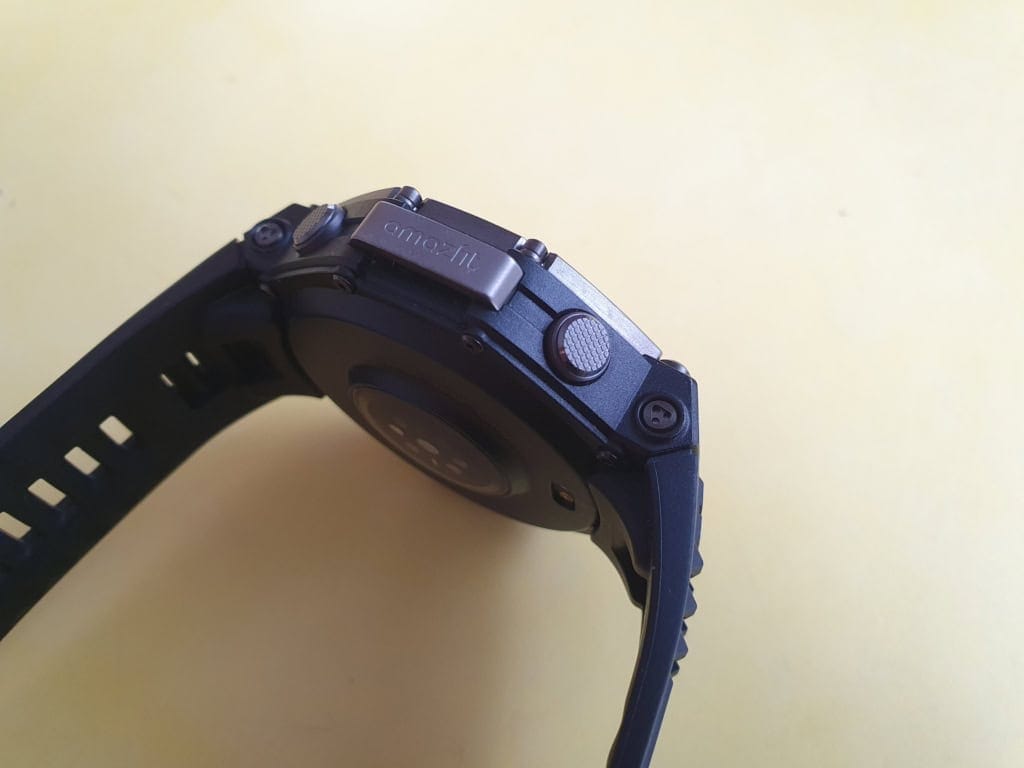 Pasek jest mocowany za pomocą unikalnych śrub