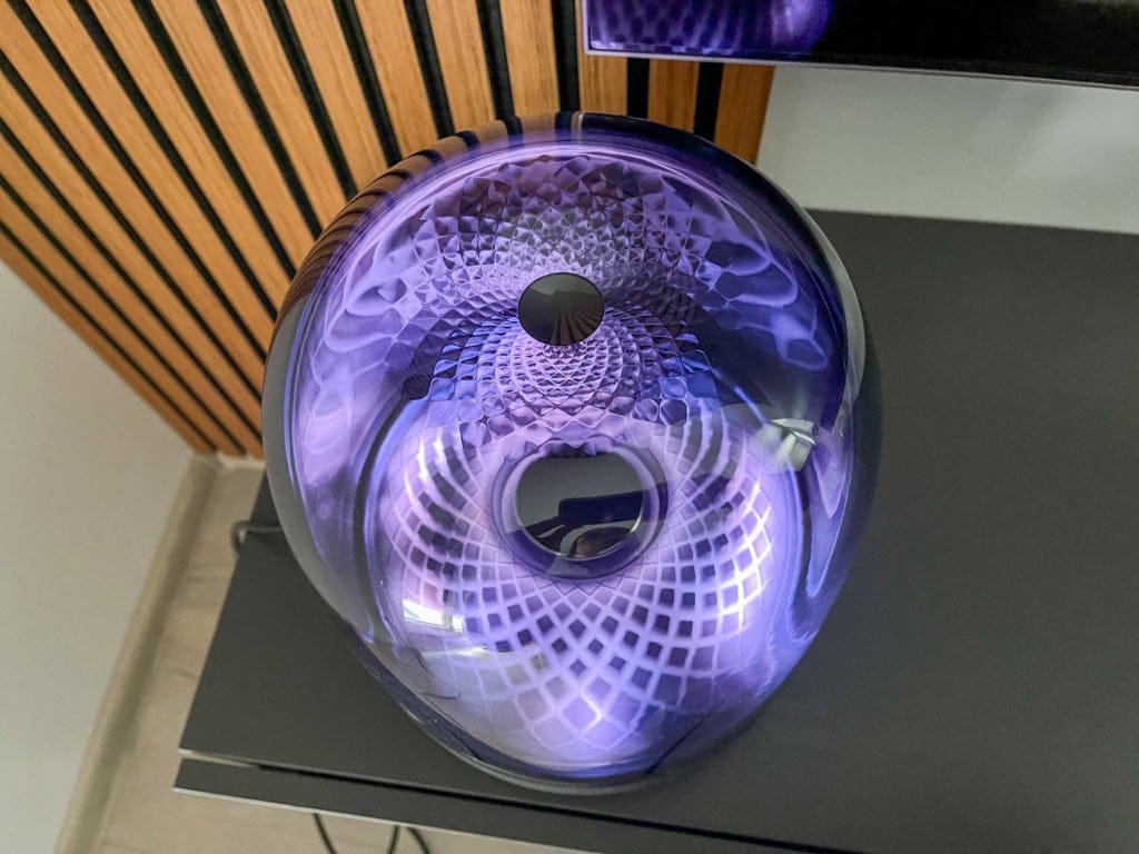 Głośnik wygląda luksusowo