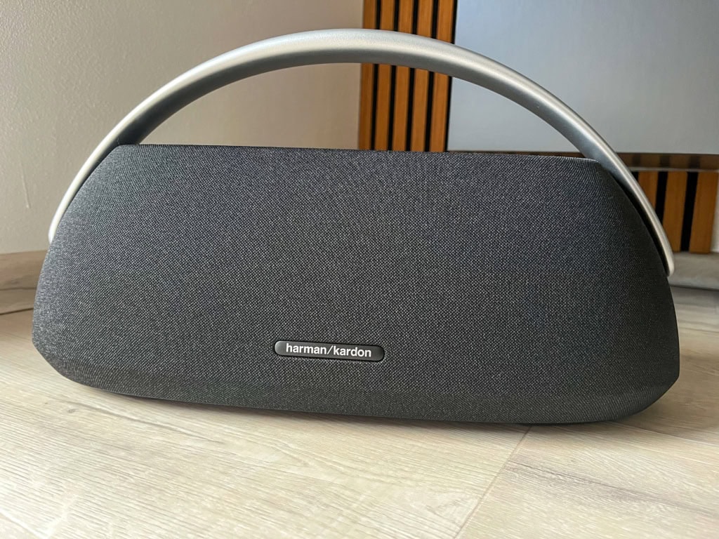 Głośnik ma charakterystyczny uchwyt