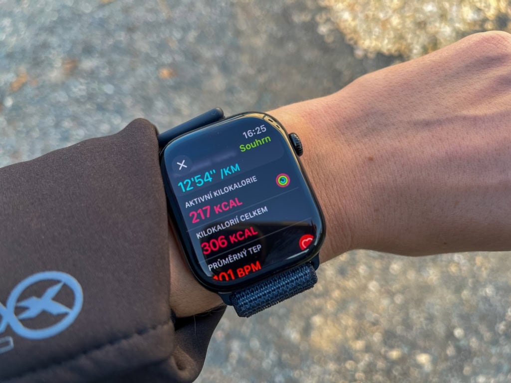 Zawiera różne statystyki