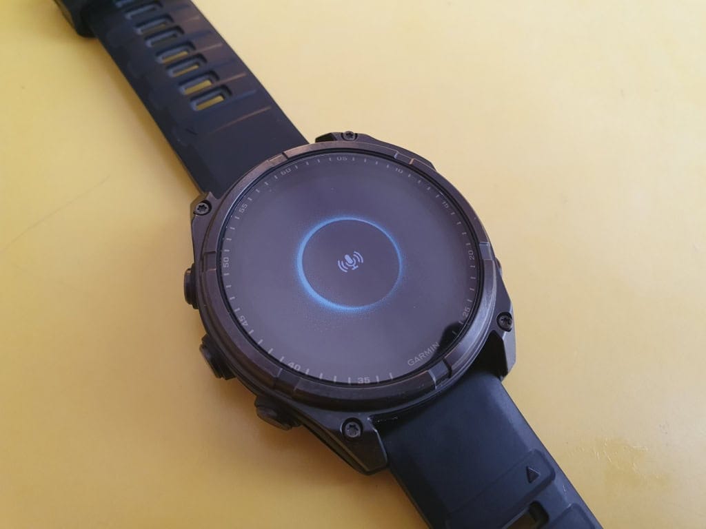 Asystent korzysta z wbudowanego mikrofonu