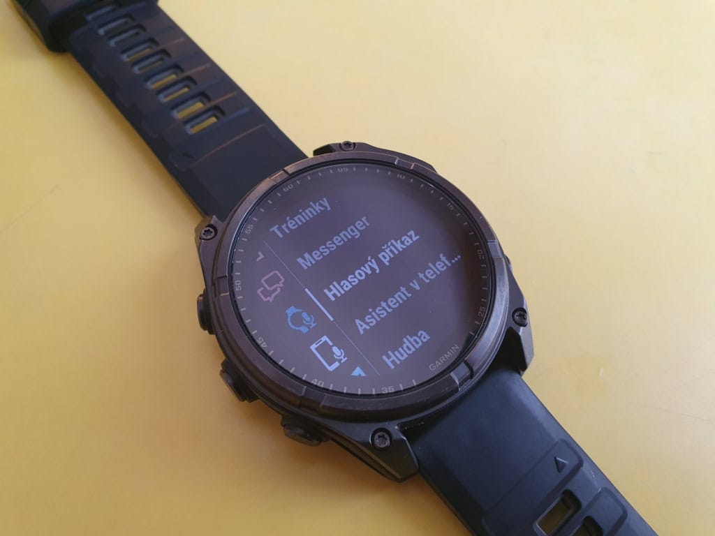 Używaj głosu do sterowania zegarkiem i funkcjami asystenta w telefonie komórkowym