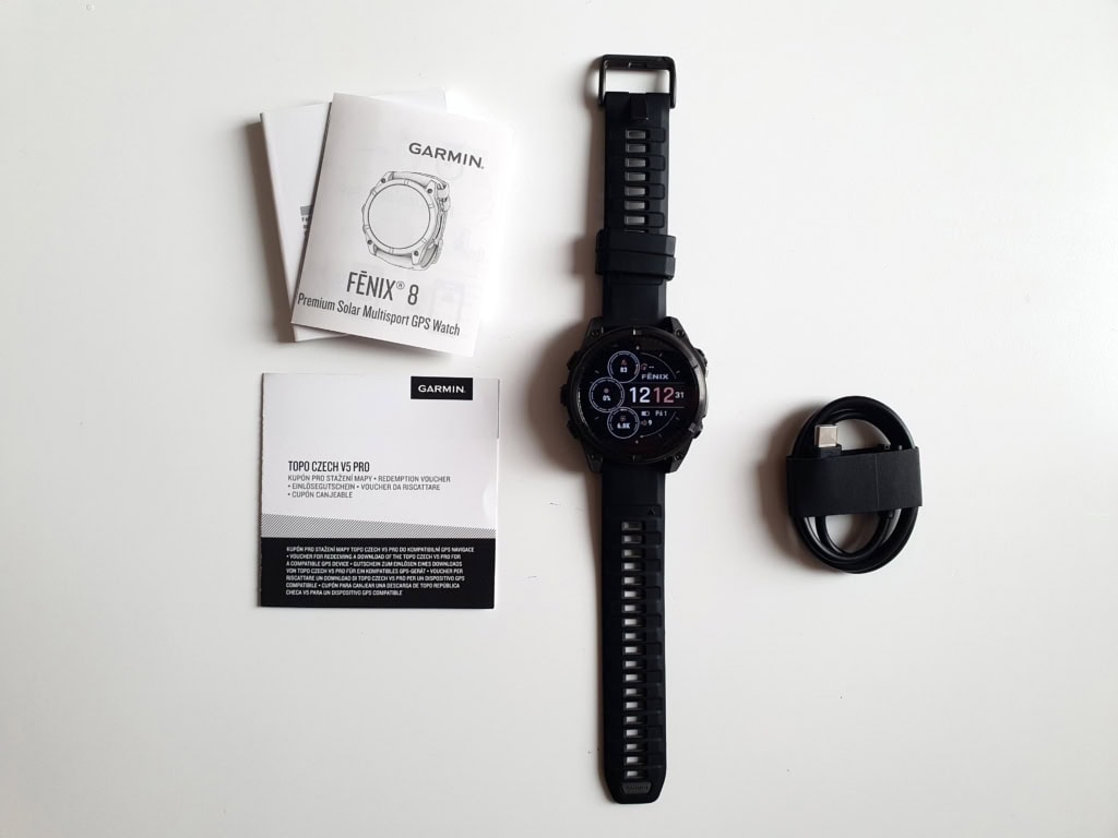 W opakowaniu znajduje się ładowarka i instrukcja obsługi