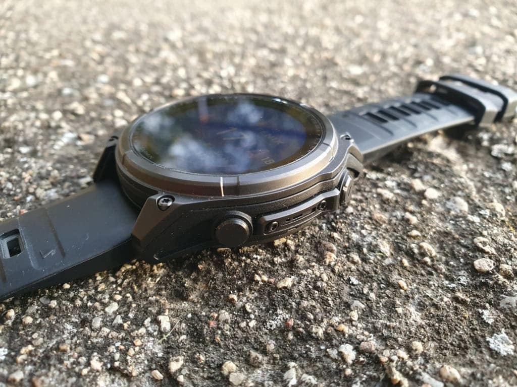 Prawa strona jest zdominowana przez barometr i osłonę mikrofonu