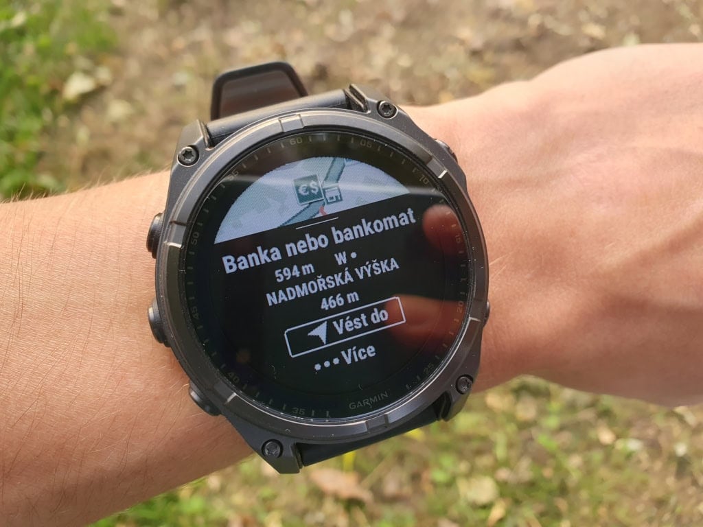 Zegarek nie wyświetla ulicy ani miasta wybranego punktu