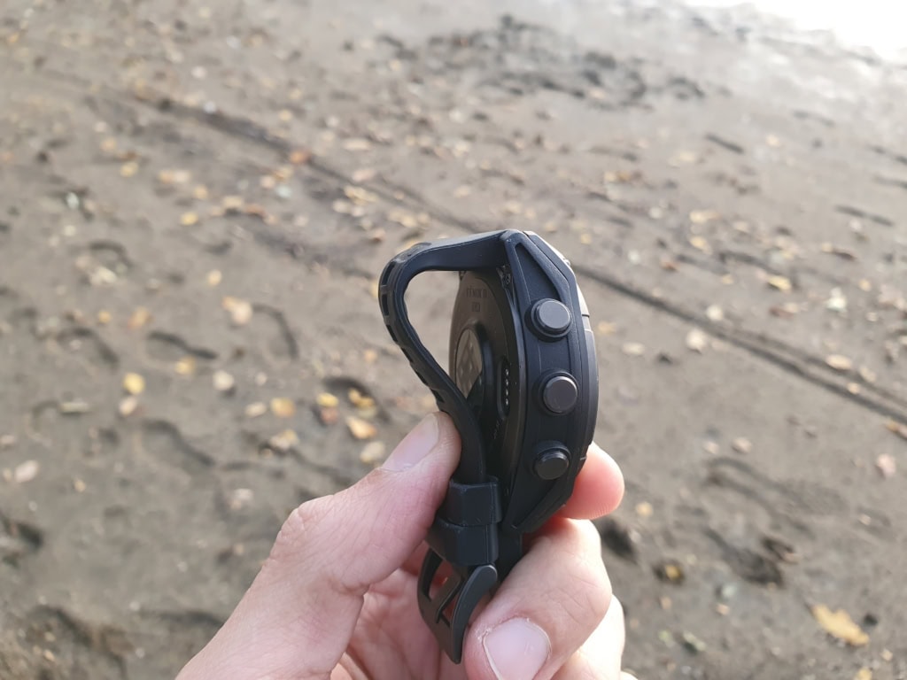 Plastikowy uchwyt jest sztywny