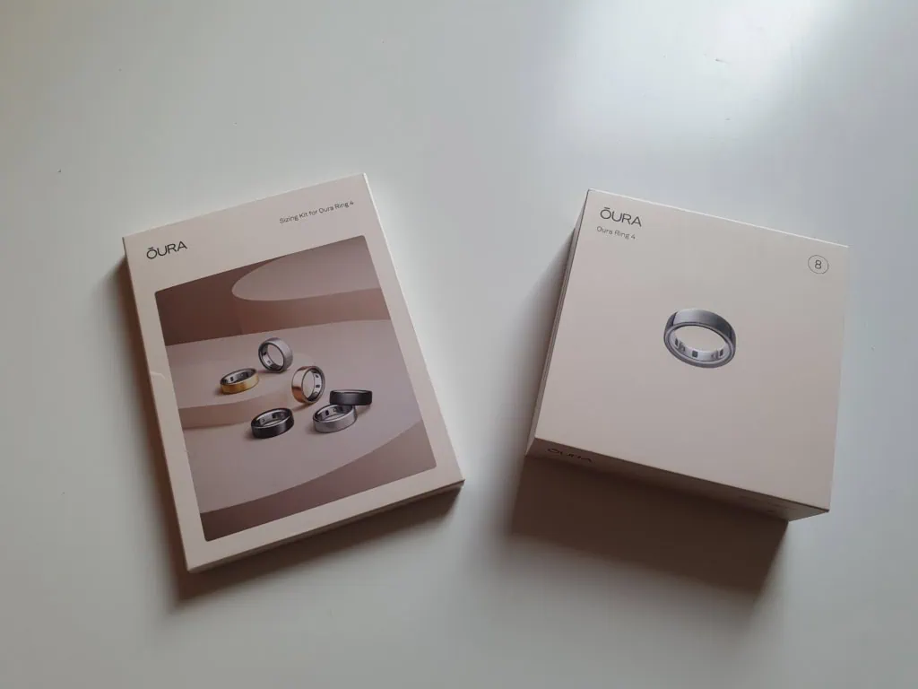 Opakowanie pierścieni (po prawej) i zestaw do wymiarowania (po lewej)