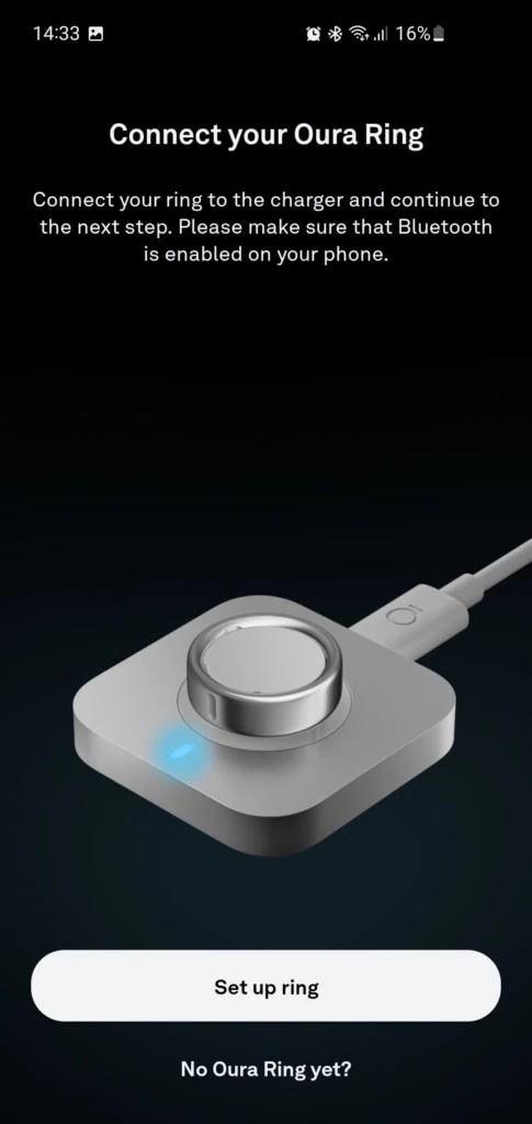 Pierścień włącza się po umieszczeniu na ładowarce