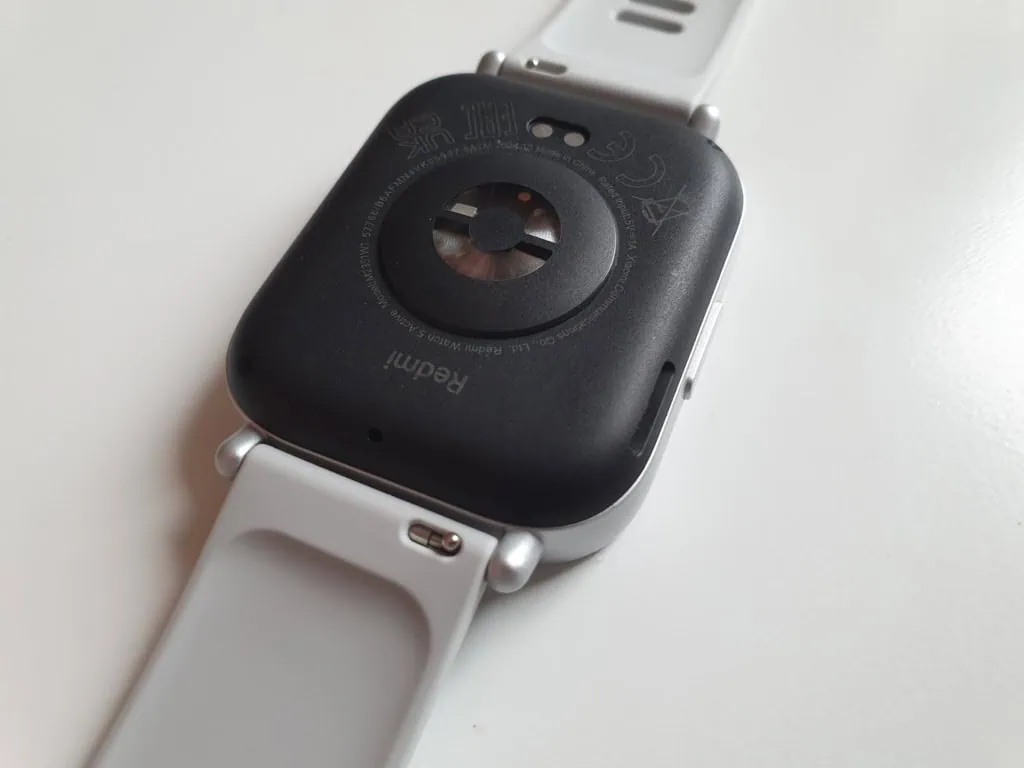 Spód zegarka jest również plastikowy