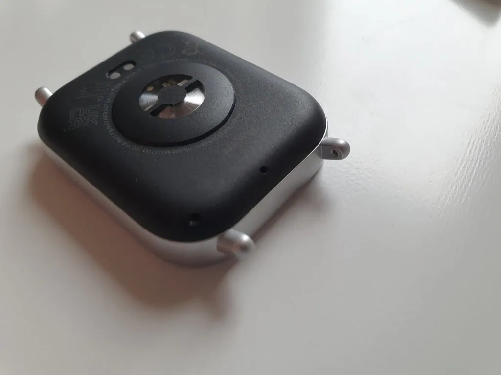 Stopy są podtrzymywane przez paski z pętelką