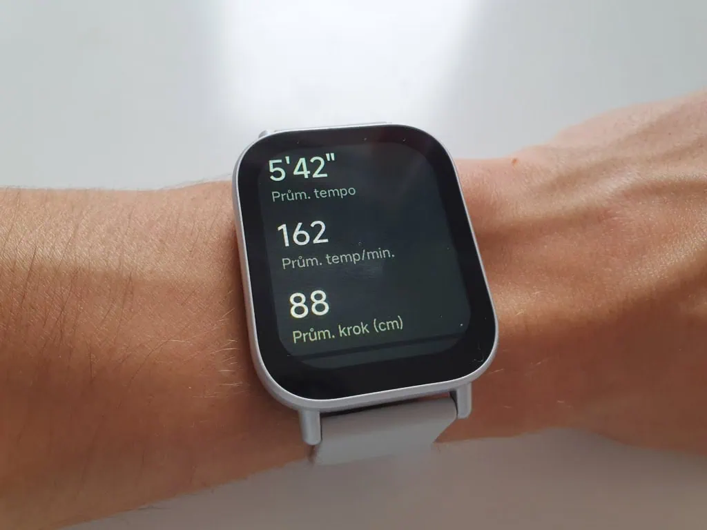 Akcelerometr oblicza również długość kroku