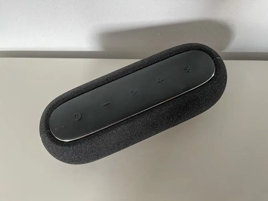 U góry znajduje się panel sterowania