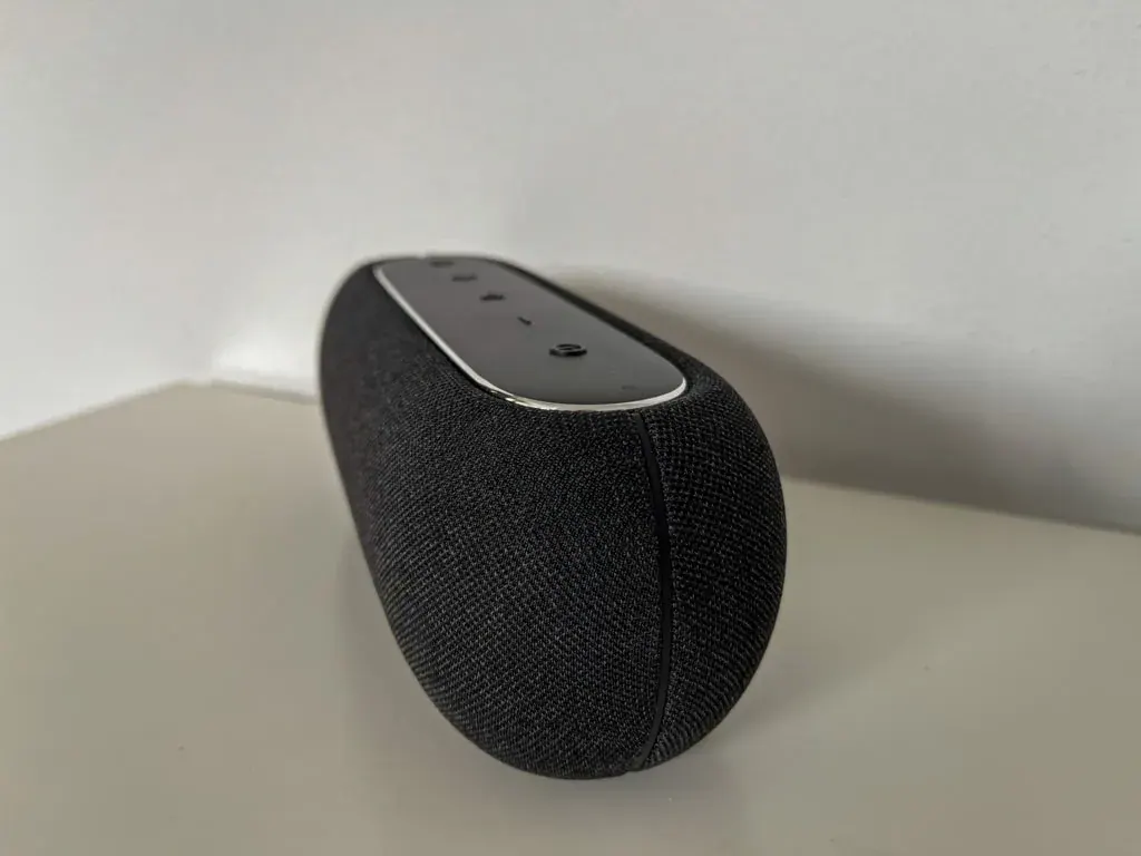 Łatwe ustawienie na stole i półce