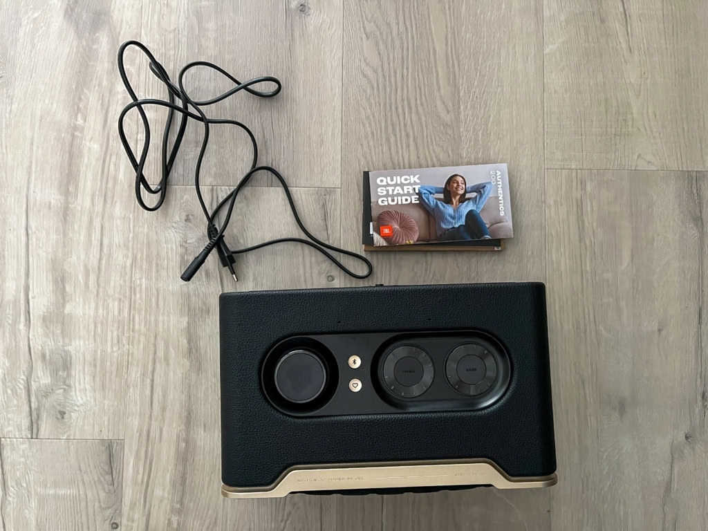 W zestawie znajduje się kabel zasilający i dokumentacja