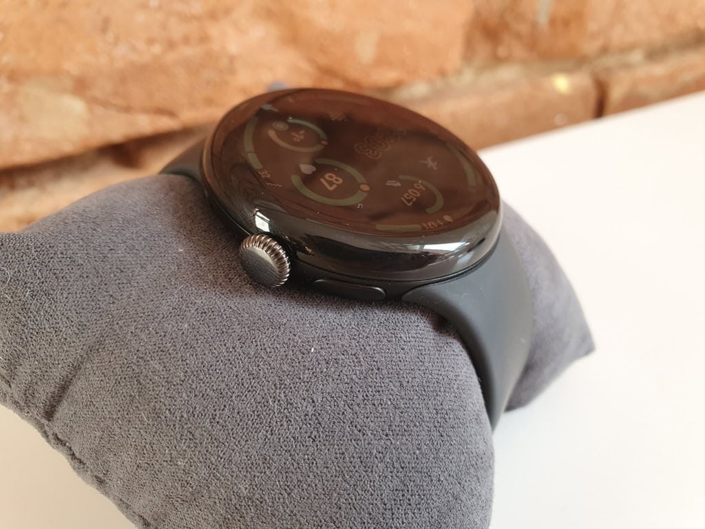 Koronka uzupełniona o przycisk