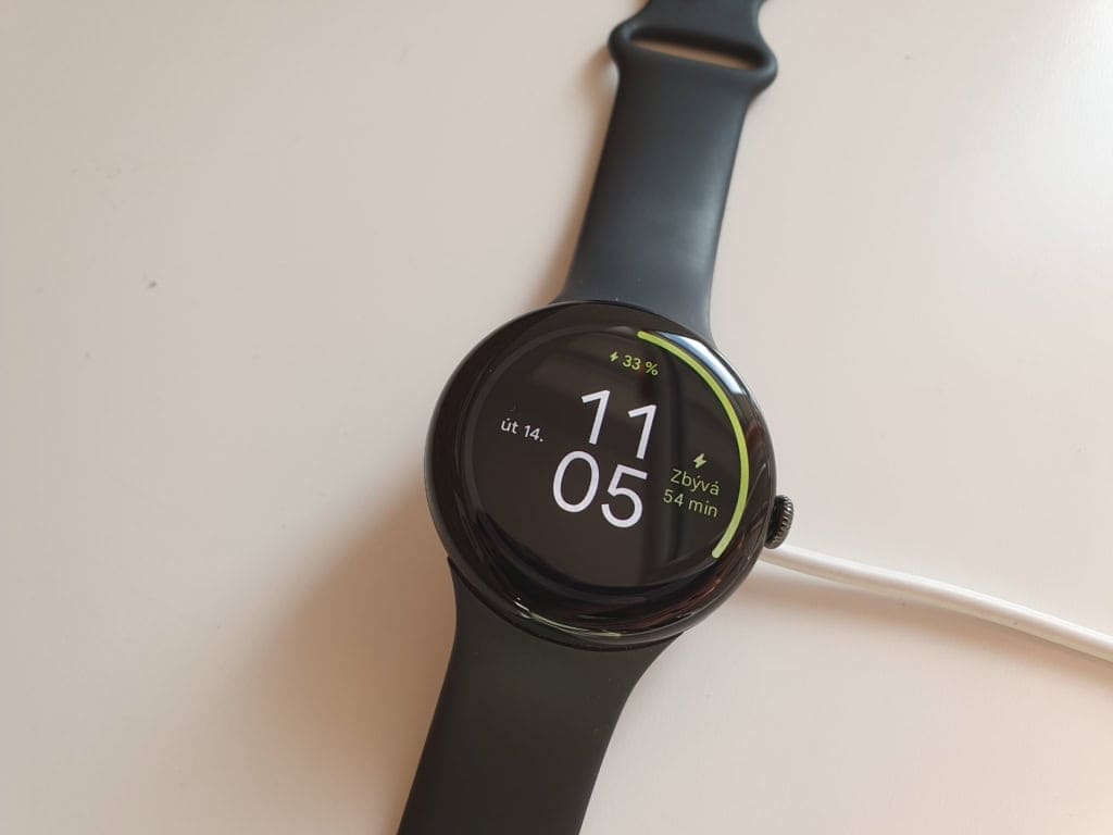 Smartwatch wyświetla pozostały czas ładowania