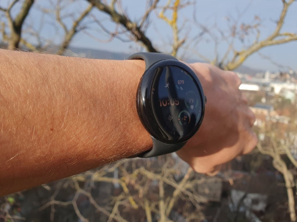 Większa koperta nie przeszkadzała na szczupłej ręce