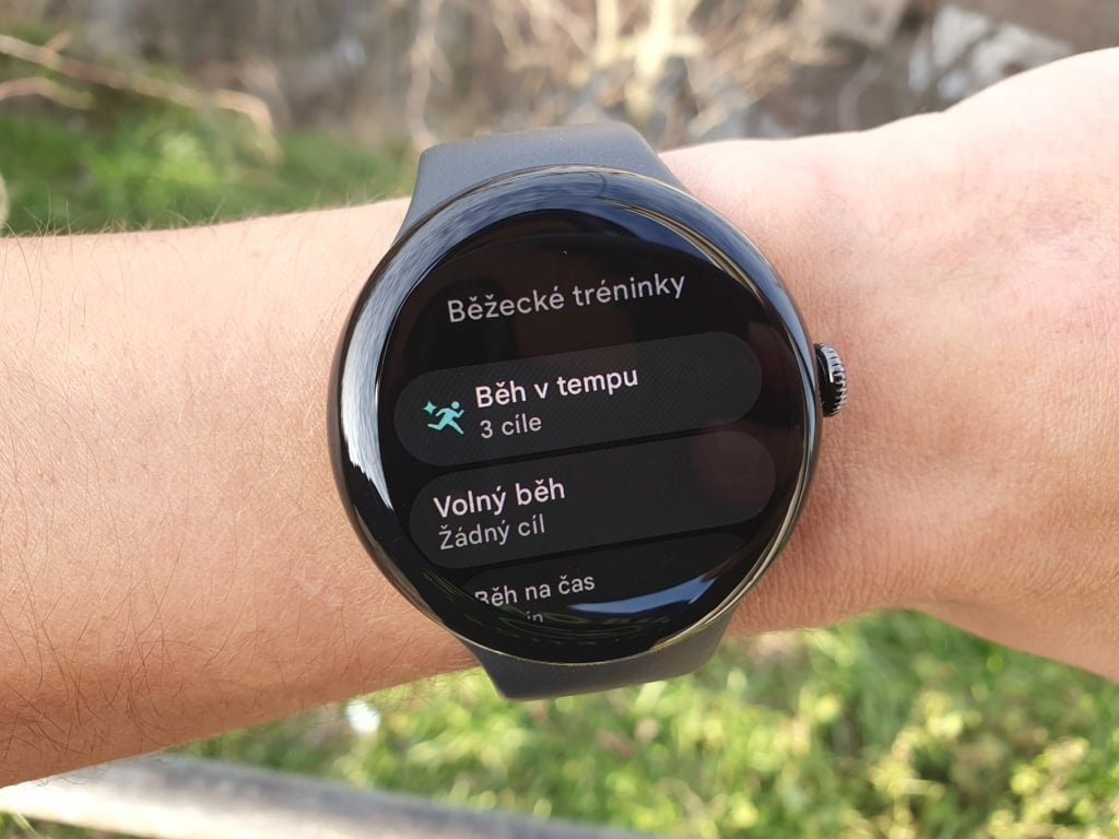 Bezpośrednio na smartwatchu znajdziesz kilka treningów
