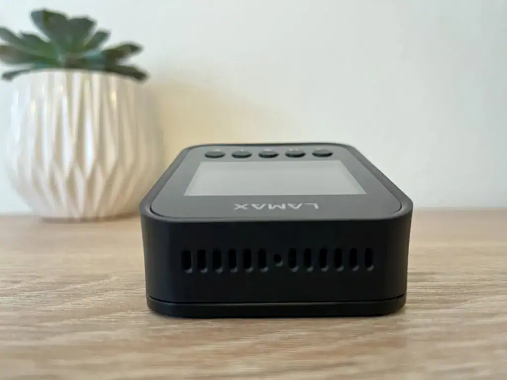 Nawet w najcieńszym miejscu kamera ma ponad 4 cm grubości.