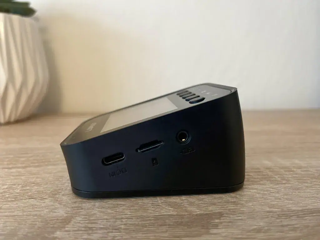 Wszystkie kamery znajdują się po lewej stronie kamery.