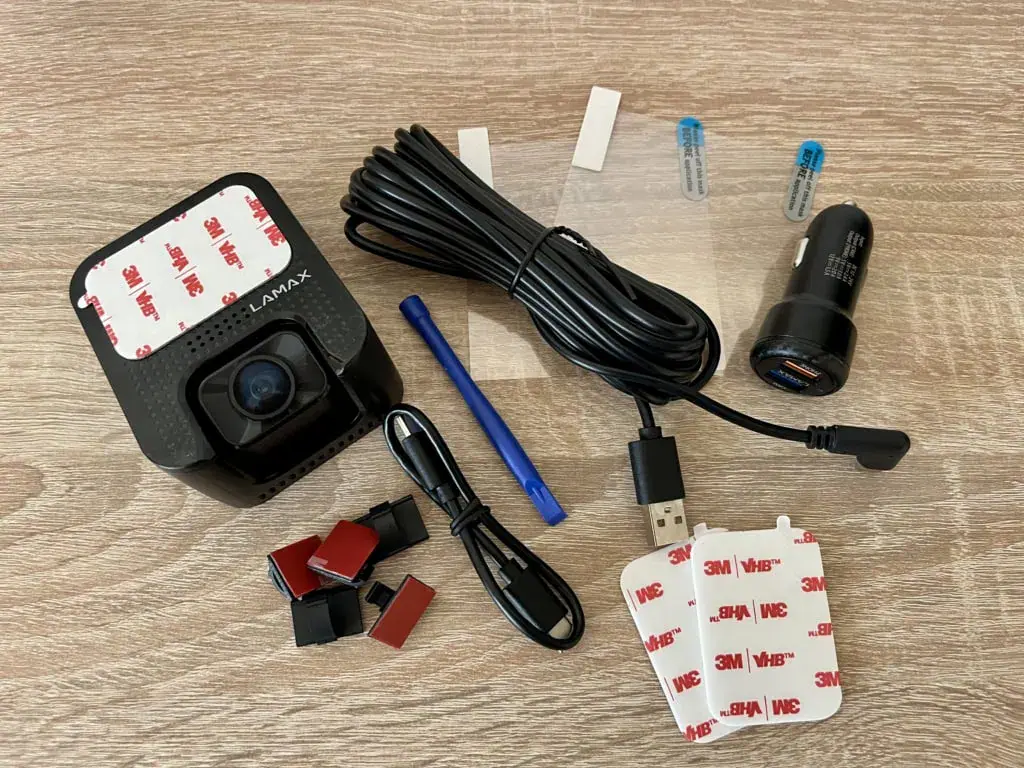 Miłym dodatkiem są samoprzylepne uchwyty na kabel, które przydają się w miejscach, w których kabla nie można całkowicie ukryć.