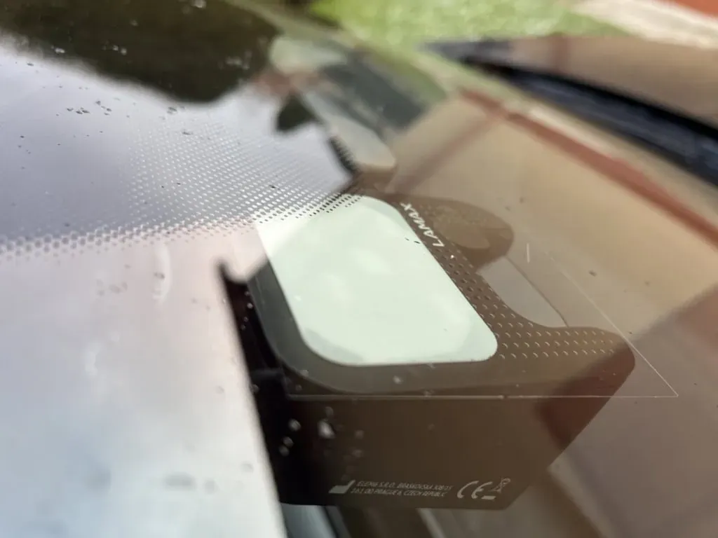 Platformy samoprzylepne są białe i niepotrzebnie "świecą" za przednią szybą. Czarne są bardziej odpowiednie.