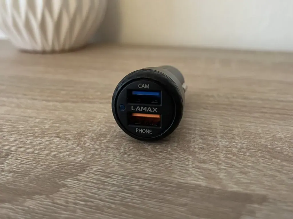 Górne złącze służy do podłączenia kamery, a dolne do podłączenia telefonu lub innego urządzenia.