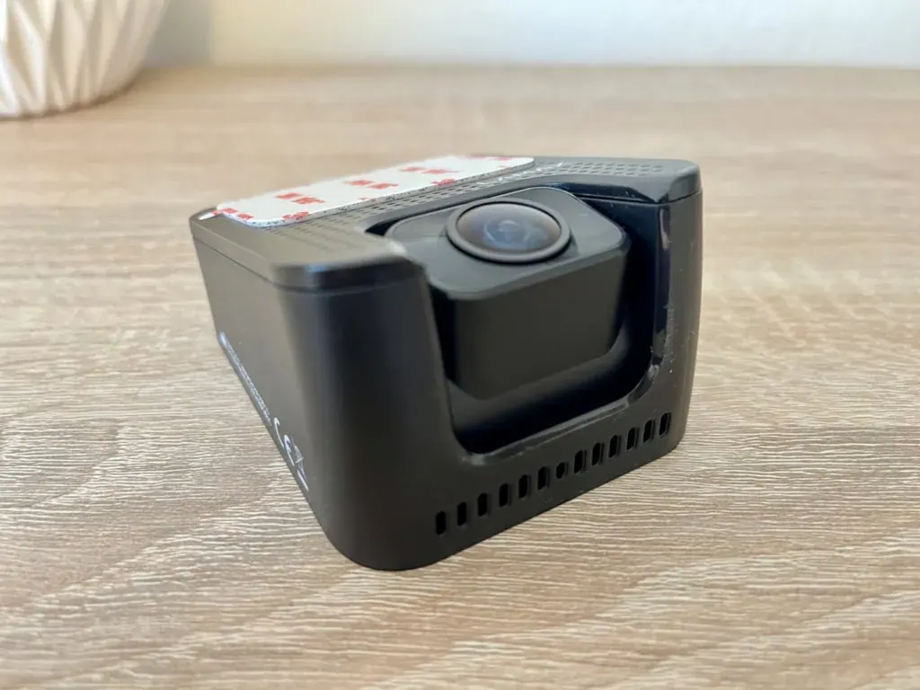 Obiektyw kamery można obracać w jednym (pionowym) kierunku.