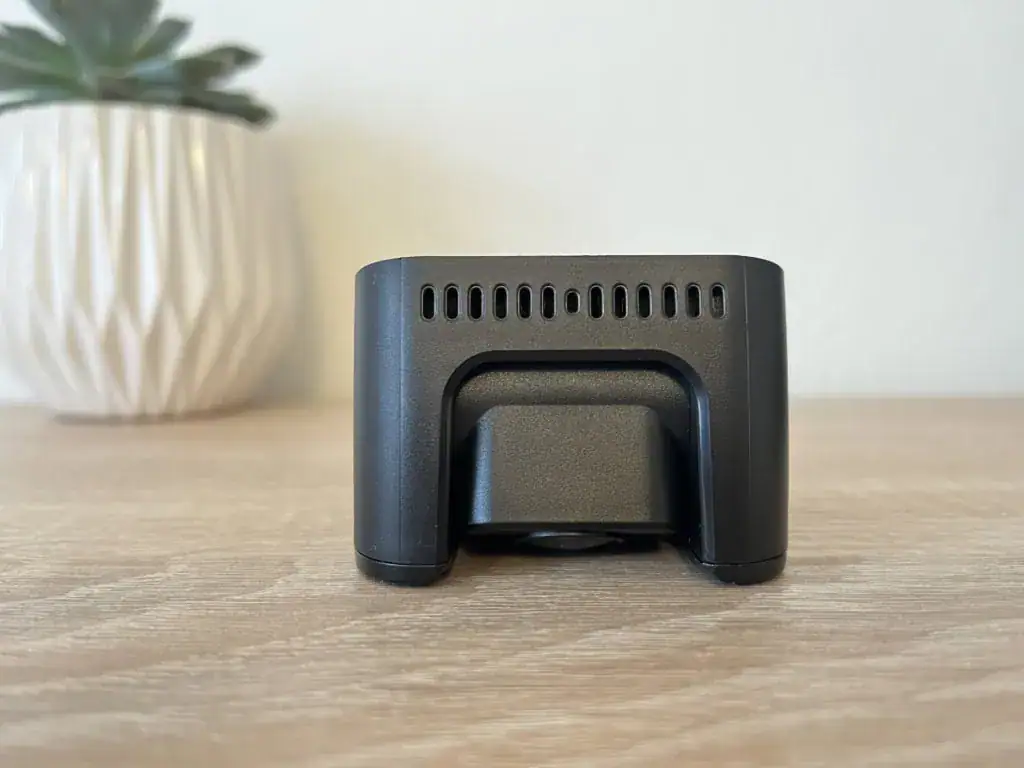 Otwory wylotowe na górze i na dole zapewniają chłodzenie kamery podczas nagrywania.