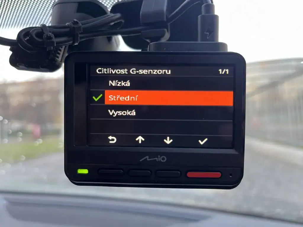 Do wyboru są trzy poziomy czułości G-sensora.