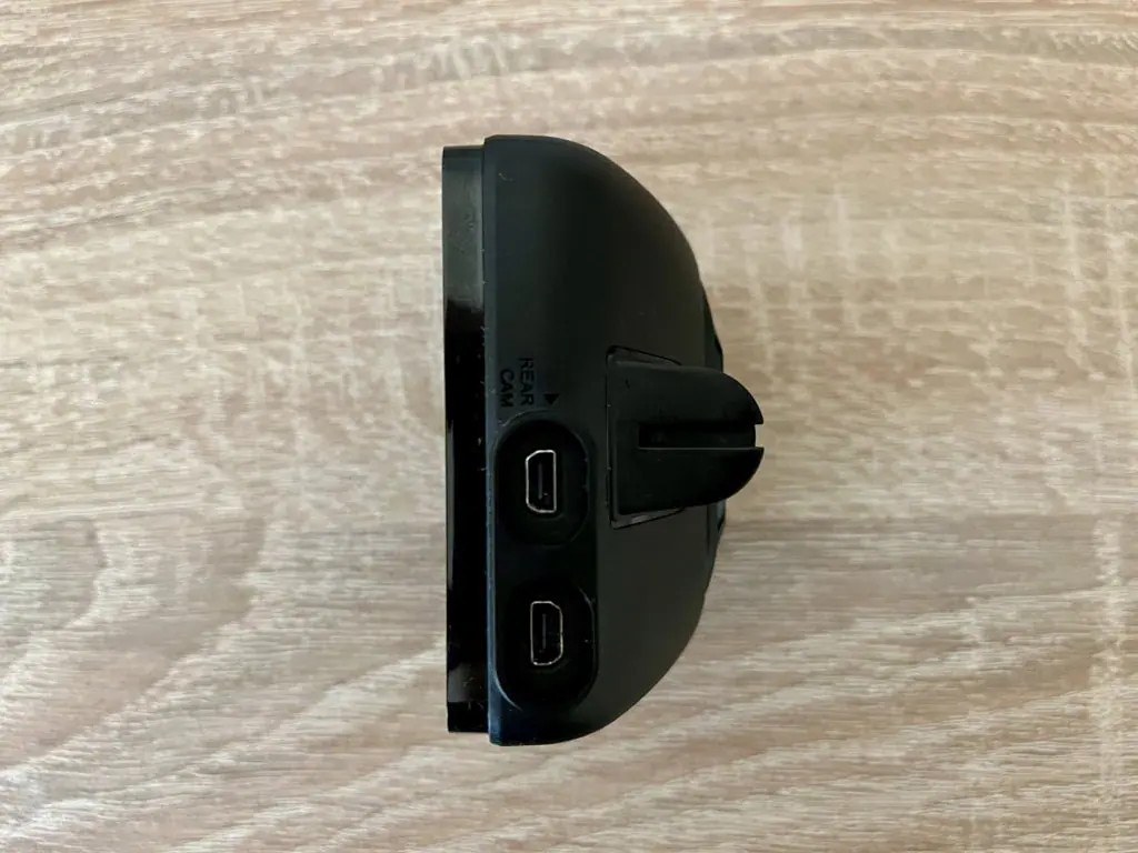 Para złączy miniUSB może być nieco myląca. Jedno służy do zasilania, a drugie do podłączenia tylnej kamery.