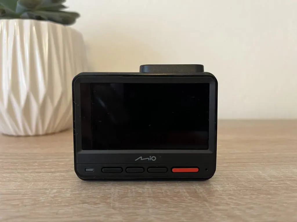 Tył zdominowany jest przez dobrze wyróżniający się przycisk blokady wideo.