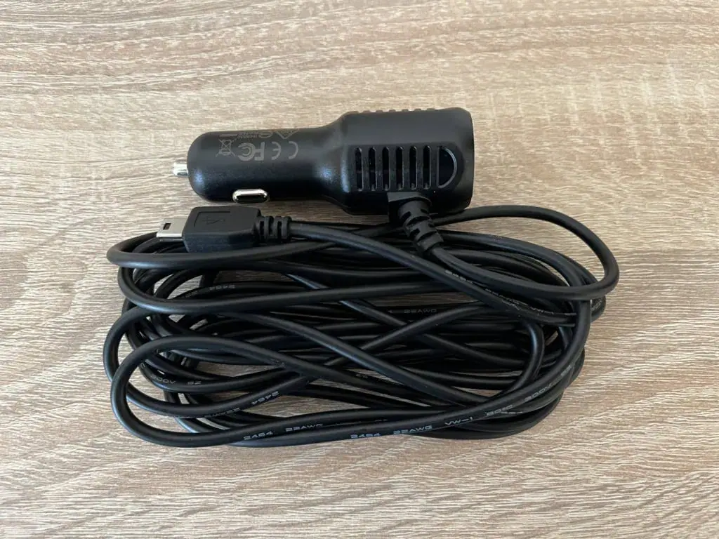 Zasilacz ma stały kabel bez alternatywy.
