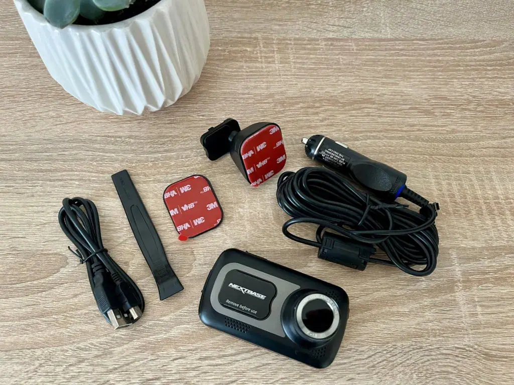 W zestawie znajduje się również druga platforma samoprzylepna, która może się przydać podczas przenoszenia kamery między dwoma samochodami.