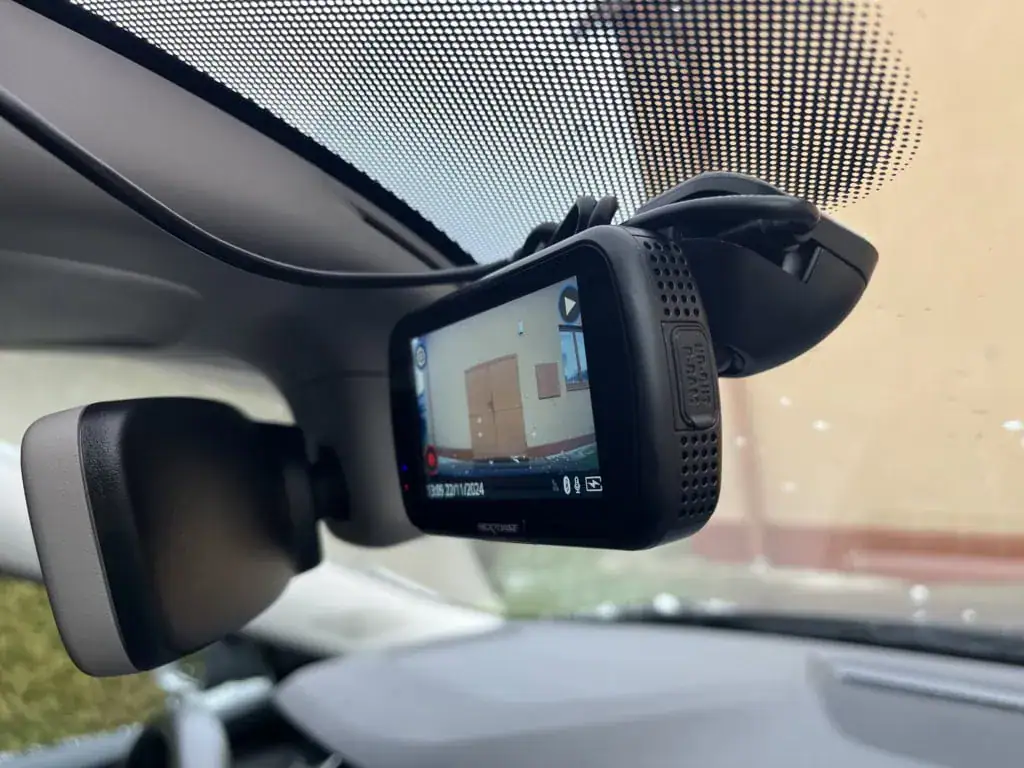 Dzięki przegubowi kamera może być bardzo dobrze skierowana, aby objąć wszystko w znacznym stopniu.