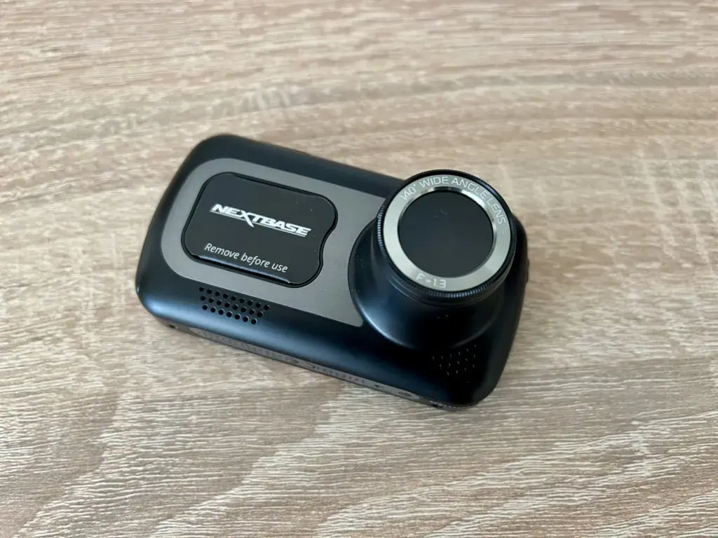 Wystający obiektyw aparatu jest dominującym elementem z przodu.