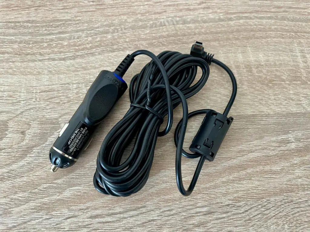 Producent pomyślał o możliwych zakłóceniach transmisji. Kabel jest więc wyposażony w filtr ferrytowy, który można łatwo usunąć.