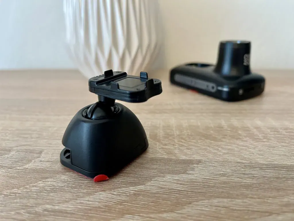 Uchwyt zawiera zarówno złącze zasilania, jak i moduł GPS.