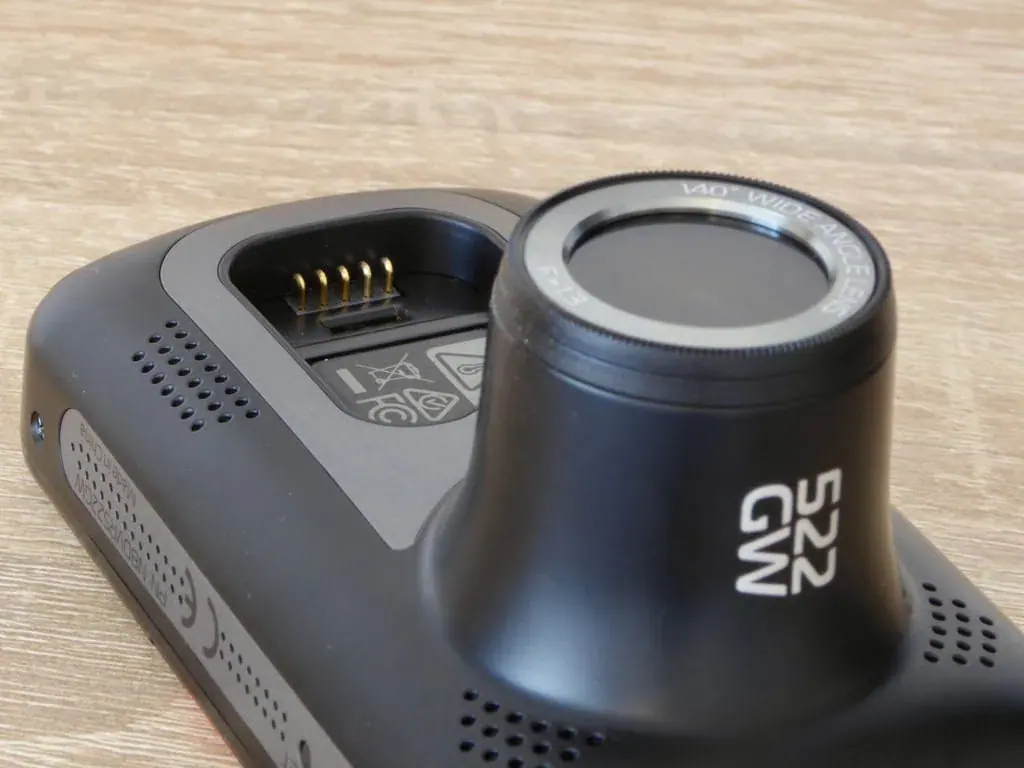 5-pinowe złącze służy do przesyłania danych między uchwytem a kamerą.