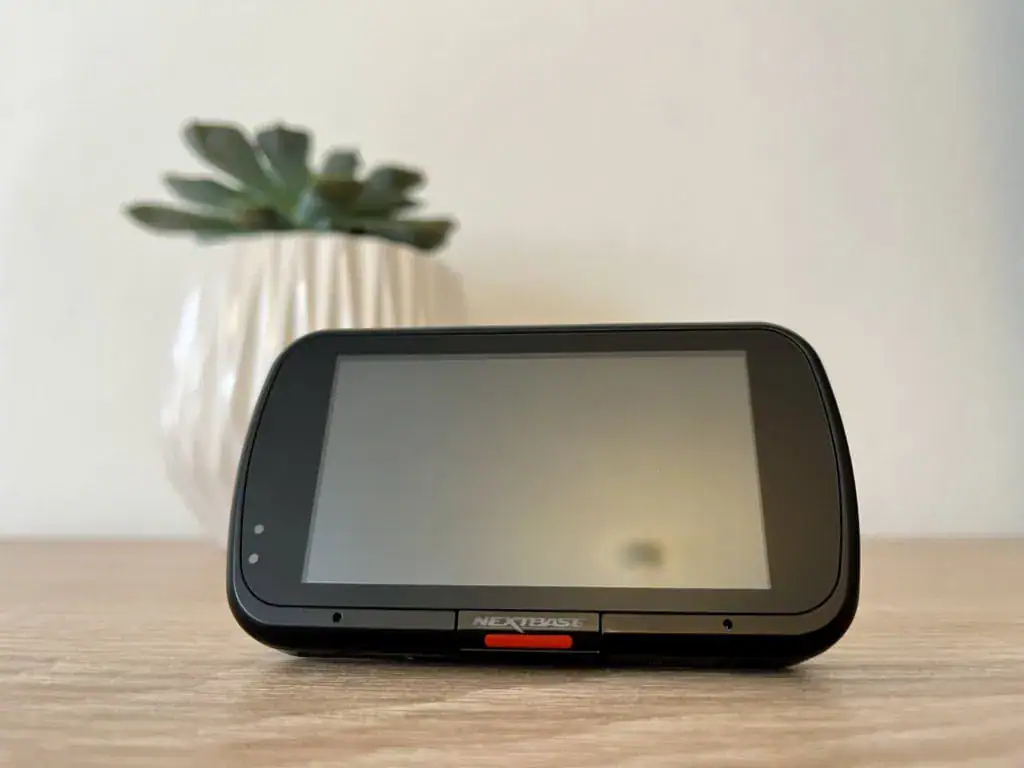 Tył jest zdominowany przez duży wyświetlacz, a także świetny przycisk blokady wideo.