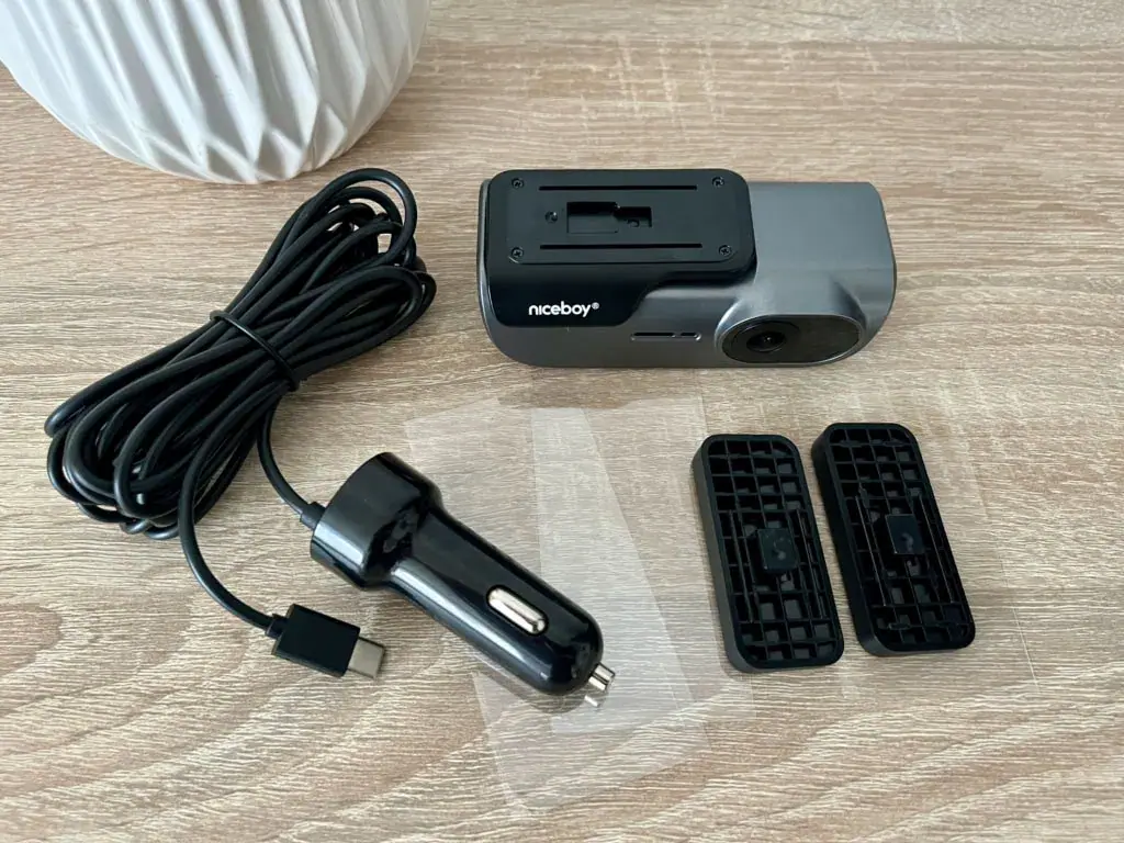 W zestawie znajdują się również folie ochronne, dzięki czemu nie ma potrzeby przyklejania uchwytu bezpośrednio do szyby.