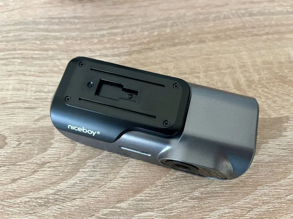 Kamera jest wsuwana do uchwytu z boku.