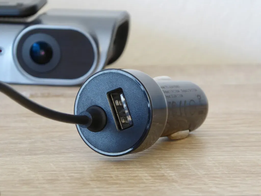 Zasilacz do gniazda 12V jest również wyposażony w jedno złącze USB-A.