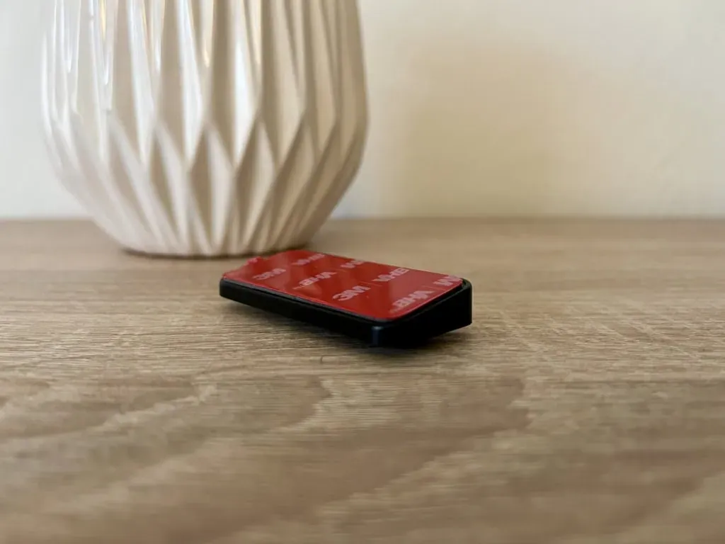 W opakowaniu znajduje się para uchwytów samoprzylepnych.