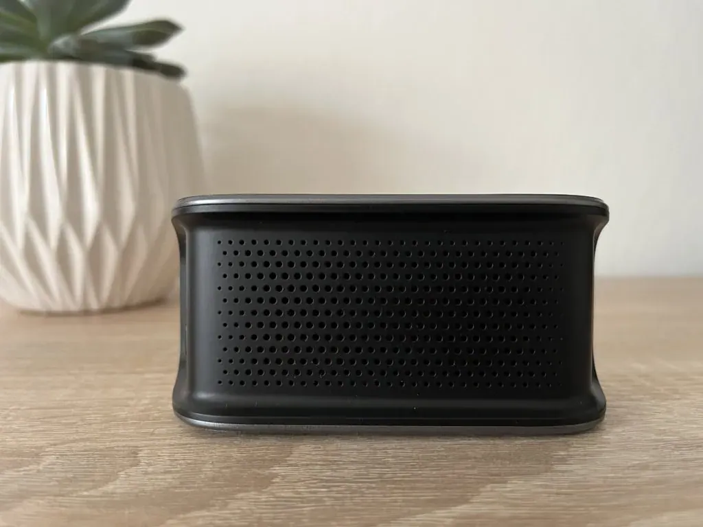 Tył jest perforowany dla wewnętrznego głośnika i lepszego chłodzenia.