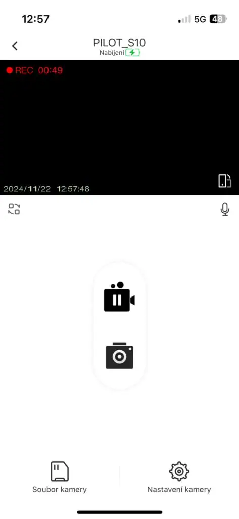 Możesz oglądać podgląd na żywo w aplikacji i przełączać się między przechwytywaniem wideo i zdjęć.