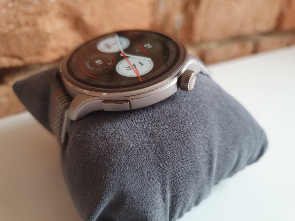 Na boku znajduje się koronka i przycisk